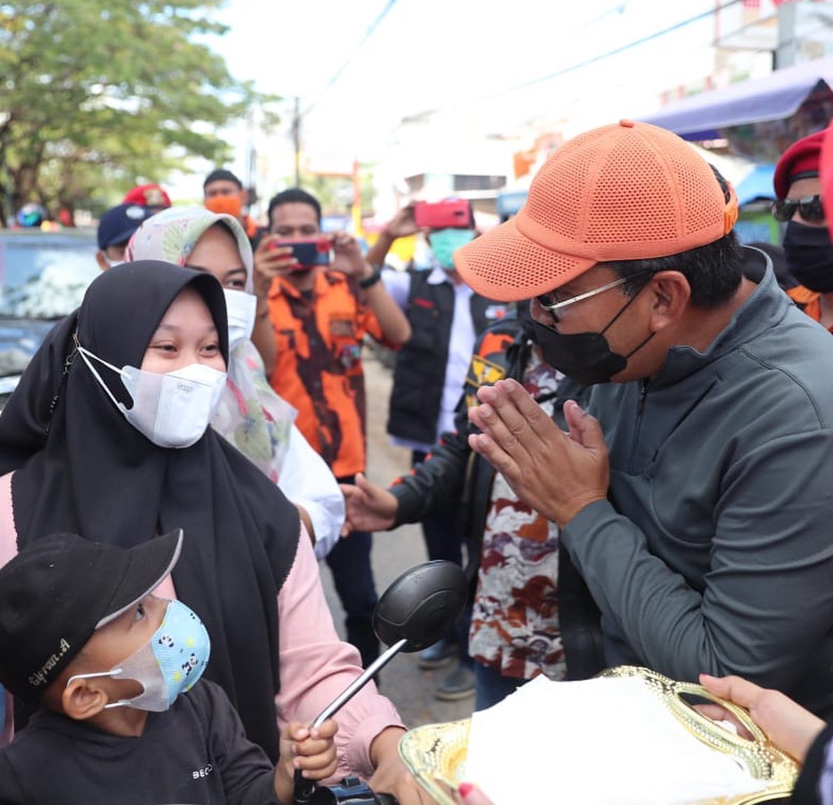 Danny Pomanto Bersama Pemuda Pancasila dan KNPI Bagikan Masker kepada Pengendara di Depan Pasar Antang